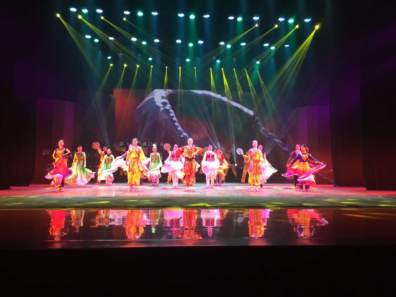 思成燈光賀西安大型鐵警燈光年會(huì)效果圖