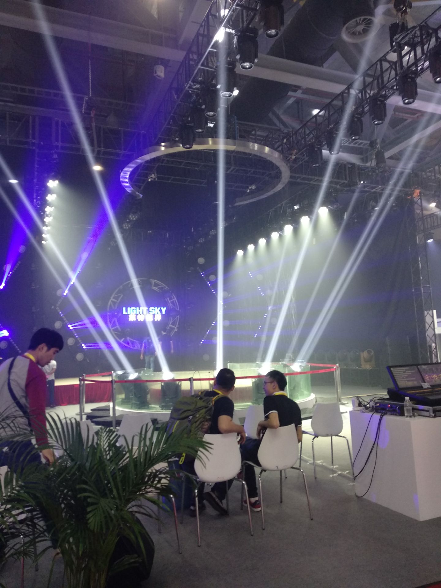 2018年廣州國際燈光音響展各商家的舞臺(tái)燈光設(shè)備精彩紛呈展現(xiàn)效果圖