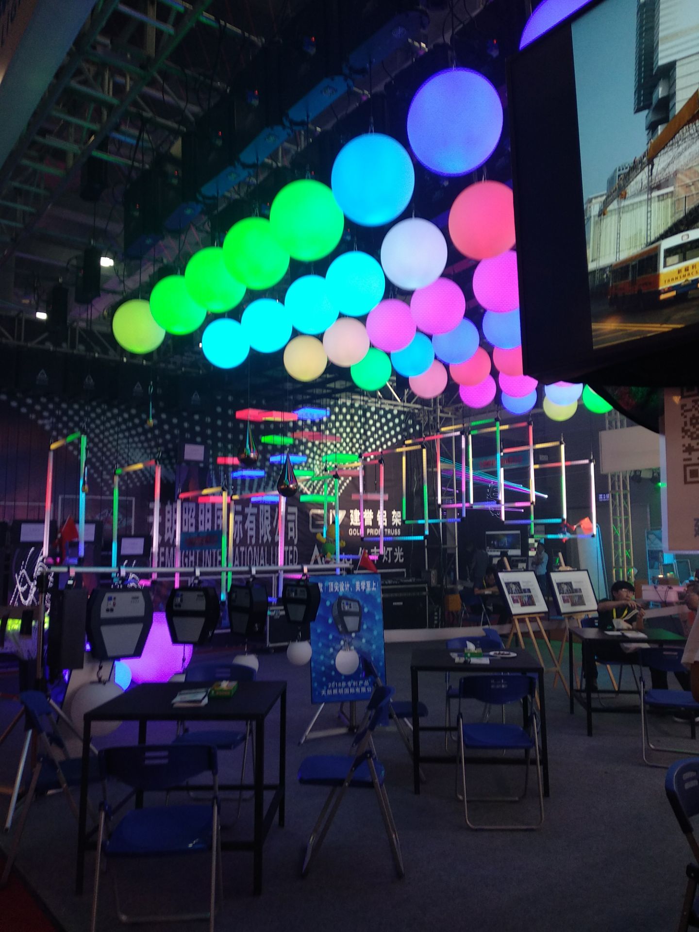 2018年廣州國際燈光音響展各商家的舞臺(tái)燈光設(shè)備精彩紛呈展現(xiàn)效果圖